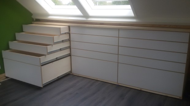 De ladebakken van dit handige zoldermeubel zijn van populieren multiplex.