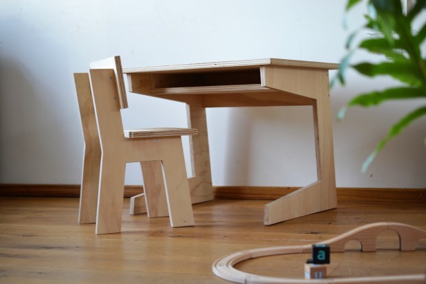 a kinderbureau underlayment houten treinbaan op voorgrond.jpg